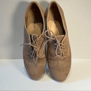 Tan Indigo Road brand lace up perforated shoes size 7